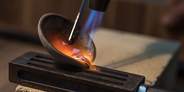 ¿En qué consiste el proceso de fundir metales preciosos?